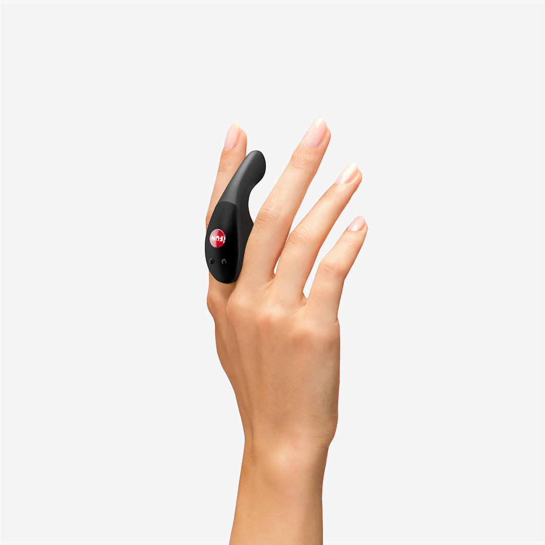 Couple's vibrator BE·ONE from FUN FACTORY between fingers