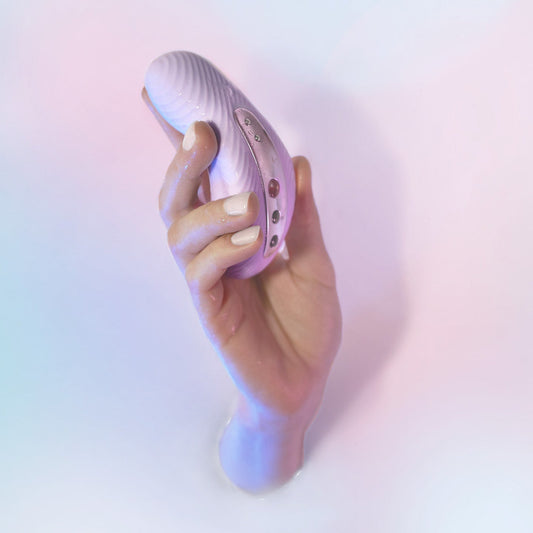 LAYA III soft violet – Handshot